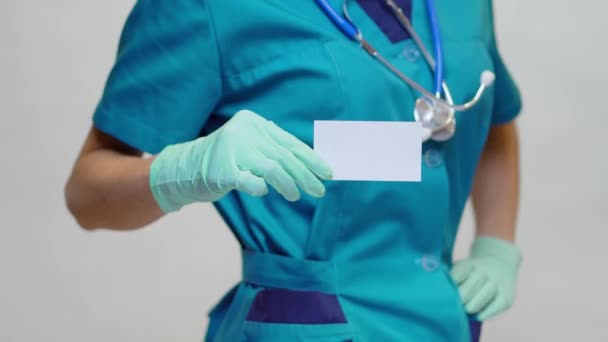 Lekarz medycyny pielęgniarka kobieta noszenie maski ochronnej i rękawiczki - Pokazuje puste wizytówki — Wideo stockowe