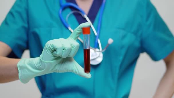 Médico enfermera mujer con máscara protectora y guantes de látex - sosteniendo el tubo de análisis de sangre — Vídeos de Stock