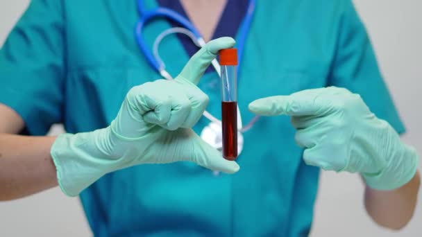보호 마스크와 라텍스 장갑을 착용하고 있는 의료 간호사 - 혈액 검사 튜브를 들고 있는 모습 — 비디오