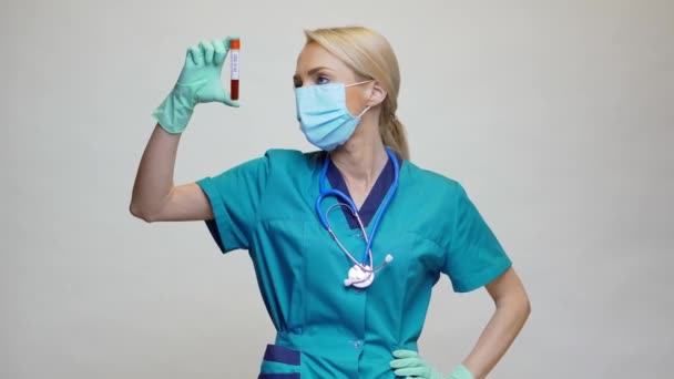 Врач медсестра женщина в защитной маске и перчатках - проведение COVID-19 анализ крови — стоковое видео