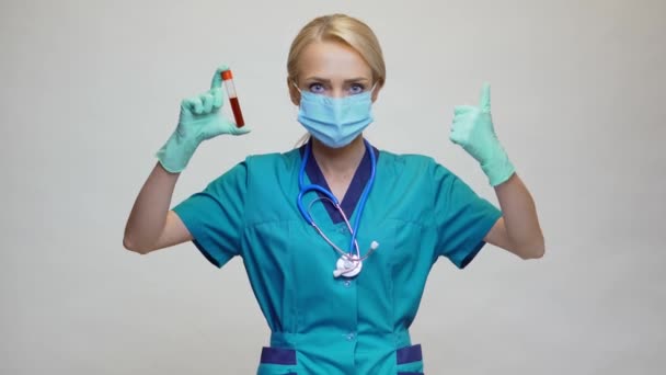 Ιατρική Γιατρός Νοσοκόμα Γυναίκα Φορώντας Προστατευτική Μάσκα και Latex γάντια - Κρατώντας σωλήνα εξέταση αίματος — Αρχείο Βίντεο