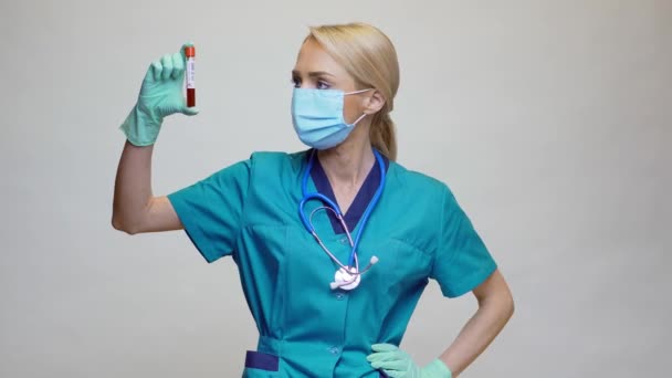 Verpleegkundige vrouw met beschermend masker en handschoenen - negatief bloedonderzoek COVID-19 — Stockvideo