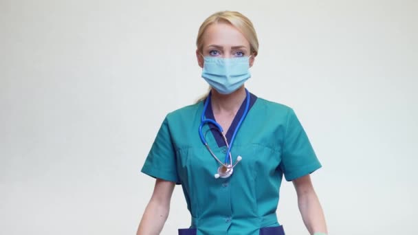 Médecin montrant la forme du cœur par ses mains dans des gants stériles — Video