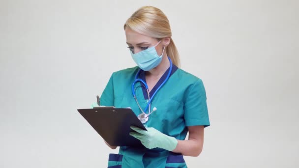 Orvosi orvos nővér nő visel védő maszk - gazdaság repülőgép asztal — Stock videók
