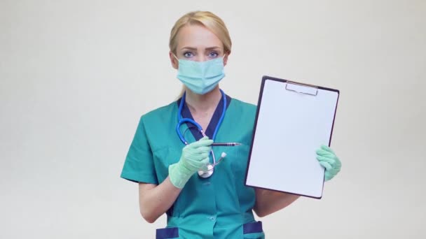 Medische arts verpleegkundige vrouw met beschermend masker - houden vliegtuig tafel — Stockvideo