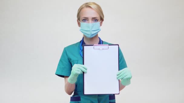 Médico médico enfermera mujer con máscara protectora - la celebración de mesa plana — Vídeos de Stock