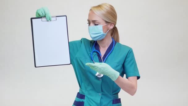 Medische arts verpleegkundige vrouw met beschermend masker - houden vliegtuig tafel — Stockvideo