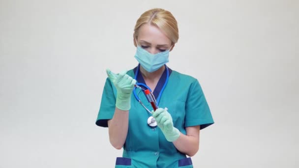 Koruyucu Maske ve Lateks Eldiven Giyen Doktor Hemşire Kadın Kan Test Tüpü ve Şırınga Tutuyor — Stok video