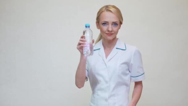 Femme nutritionniste ou diététicienne médecin mode de vie sain concept - tenant bouteille d'eau — Video