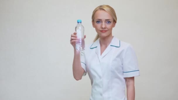Donna nutrizionista o dietista medico concetto di stile di vita sano - bottiglia di acqua in mano — Video Stock