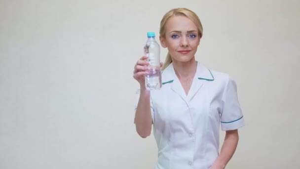 Kvinnlig kvinna dietist eller dietist läkare hälsosam livsstil koncept - hålla flaska vatten — Stockvideo