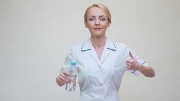 Žena žena nutriční nebo dietik lékař zdravý životní styl koncept - držení láhev vody — Stock video