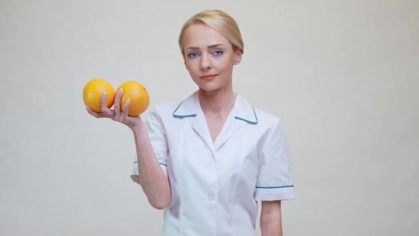 Nutricionista médico conceito de estilo de vida saudável - segurando frutas laranja — Vídeo de Stock