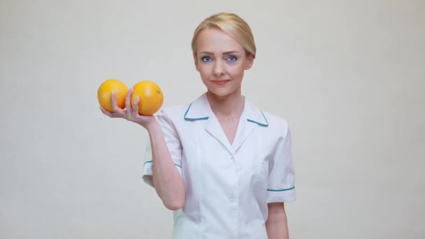 Medico nutrizionista concetto di stile di vita sano - tenendo frutta arancione — Video Stock