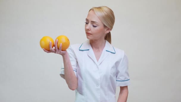 Διατροφολόγος γιατρός έννοια υγιεινού τρόπου ζωής - εκμετάλλευση πορτοκαλιών φρούτων — Αρχείο Βίντεο