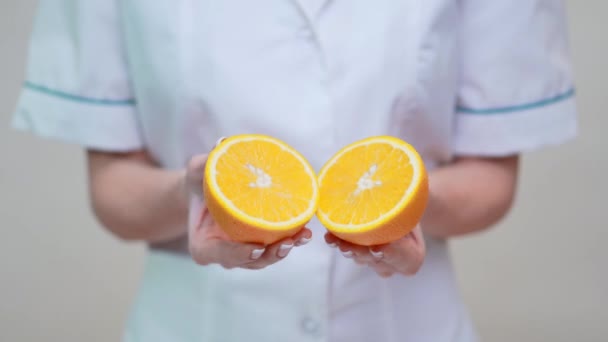 Концепция здорового образа жизни врача-диетолога - проведение фруктов апельсина — стоковое видео