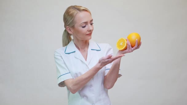 Nutricionista médico concepto de estilo de vida saludable - la celebración de fruta naranja — Vídeo de stock