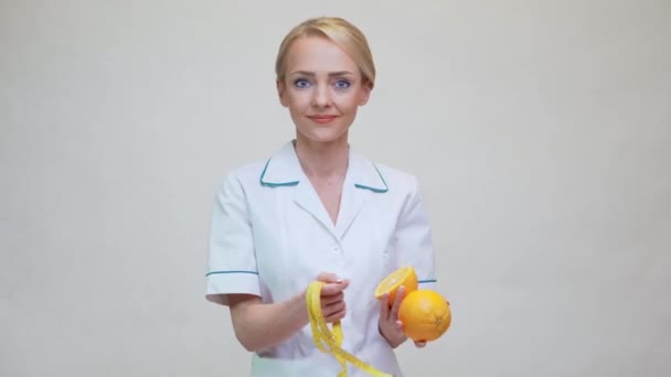 Концепция здорового образа жизни врача-диетолога - проведение фруктов апельсина — стоковое видео