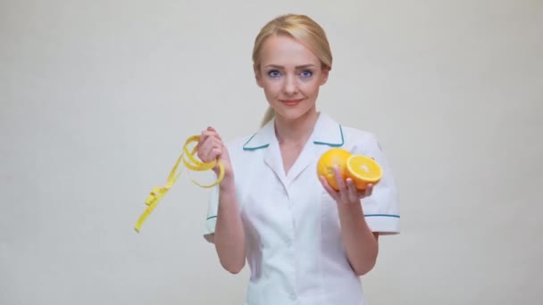 Dietetyk lekarz zdrowy styl życia koncepcja - gospodarstwa pomarańczowe owoce — Wideo stockowe
