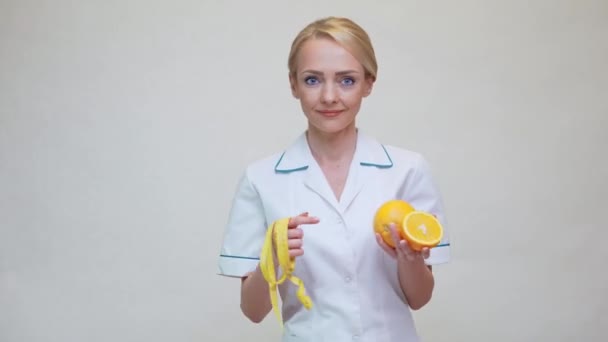 栄養士医師健康的なライフスタイルの概念-オレンジの果物を保持 — ストック動画