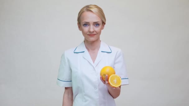 Nutricionista médico conceito de estilo de vida saudável - segurando frutas laranja — Vídeo de Stock