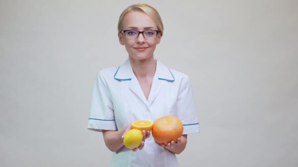 Ernährungswissenschaftler Arzt Konzept eines gesunden Lebensstils - mit Orangen, Grapefruit und Zitronenfrüchten — Stockvideo