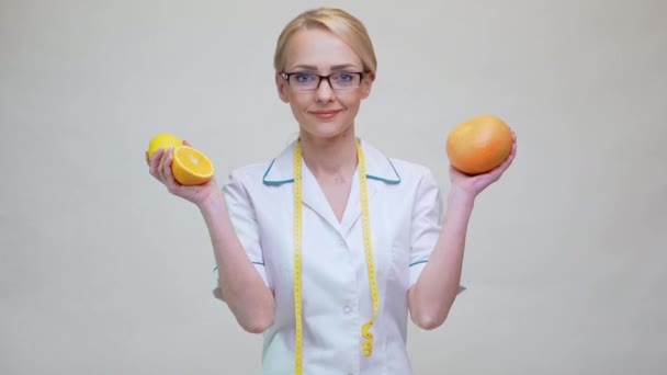 Nutricionista médico concepto de estilo de vida saludable - la celebración de naranja, pomelo y fruta de limón — Vídeos de Stock