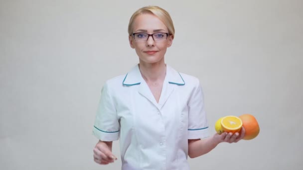 Medico nutrizionista concetto di stile di vita sano pillola vitaminica, arancia, pompelmo e frutta al limone — Video Stock