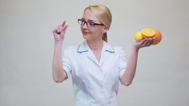 Táplálkozási orvos egészséges életmód koncepció - vitamin tabletta, narancs, grapefruit és citrom gyümölcs — Stock videók