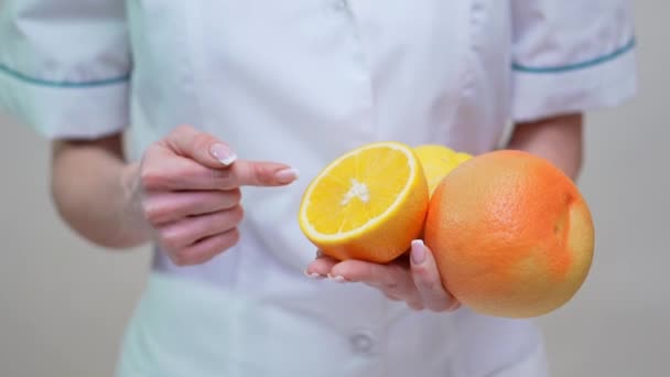 Medico nutrizionista concetto di stile di vita sano pillola vitaminica, arancia, pompelmo e frutta al limone — Video Stock