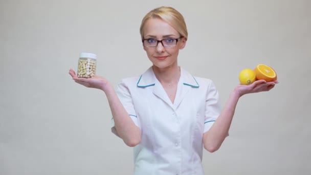 Nutritionist läkare hälsosam livsstil koncept - vitamin piller, apelsin, grapefrukt och citron frukt — Stockvideo