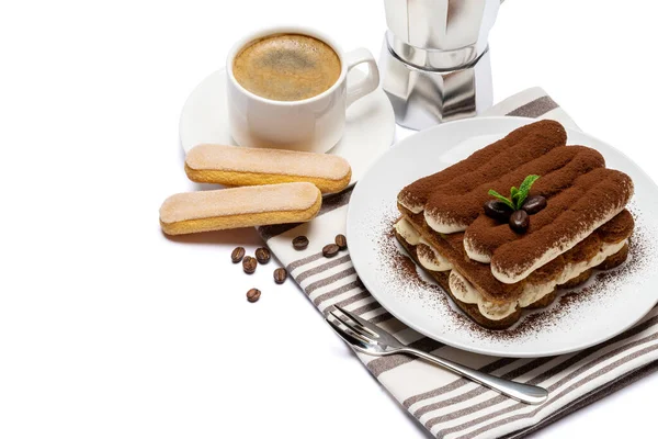 Классический десерт тирамису на керамической тарелке, печенье savoiardi и чашку кофе изолированы на белом фоне с вырезкой путь — стоковое фото
