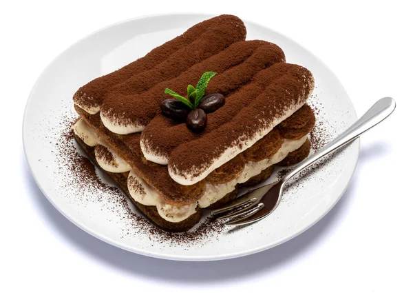 Klassisches Tiramisu-Dessert auf Keramikteller isoliert auf weißem Hintergrund mit Clipping-Pfad — Stockfoto