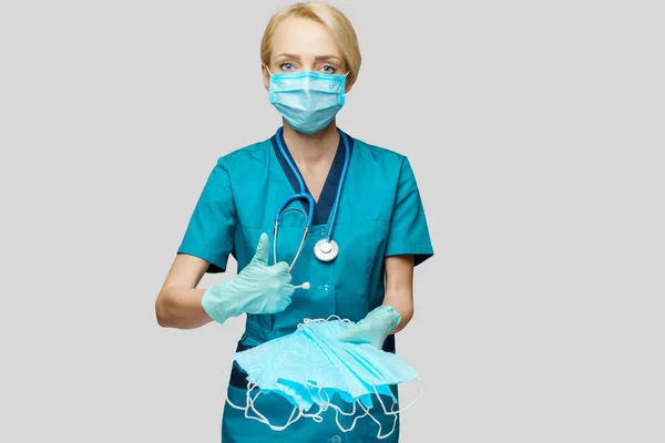 Orvos nővér nő sztetoszkóppal világosszürke háttér - bemutató védő maszk — Stock Fotó