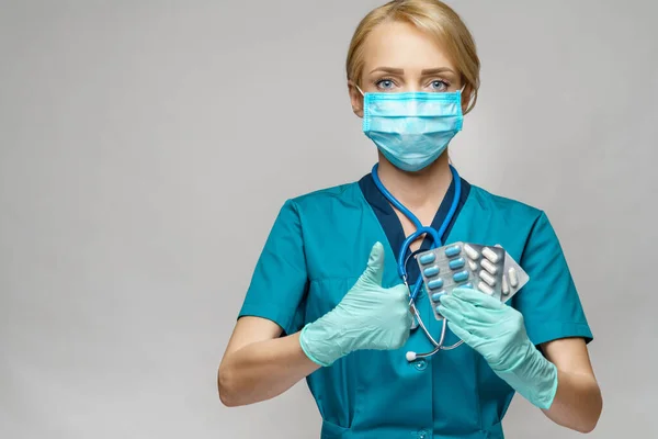 Verpleegkundige vrouw met beschermend masker en rubber of latex handschoenen - met blaren van pillen — Stockfoto