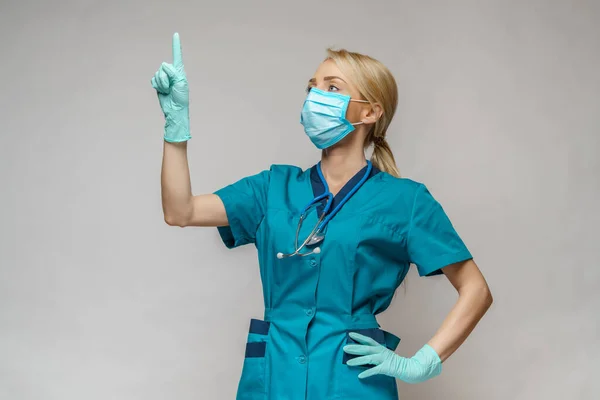 Enfermera médica mujer con máscara protectora y guantes de látex - trabajando con pantalla virtual — Foto de Stock