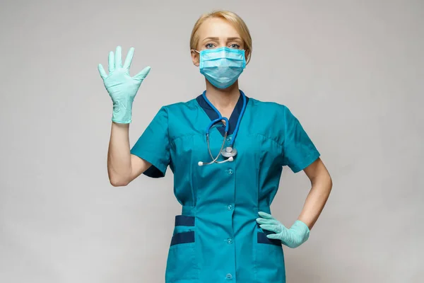 Verpleegkundige vrouw met beschermend masker en latex handschoenen - tellen — Stockfoto