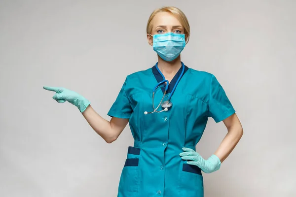 Arts verpleegkundige vrouw met beschermend masker en latex handschoenen - te zien op virtuele lijst — Stockfoto