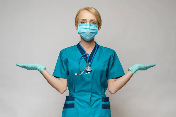 Médico enfermera mujer con máscara protectora y guantes de látex - mostrando en el espacio de copia vacío — Foto de Stock