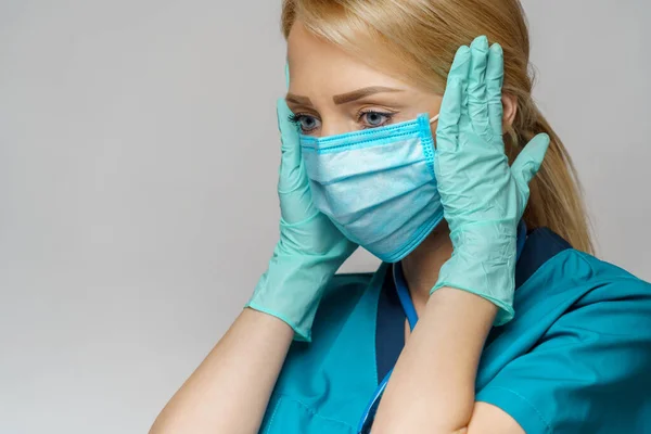 Verpleegkundige vrouw met beschermend masker en rubber of latex handschoenen - hoofdpijn en stress — Stockfoto