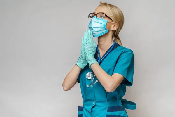 Arts verpleegkundige vrouw met beschermende masker en latex handschoenen - bidden nad hoop gebaar — Stockfoto