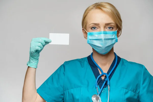 Medische Arts Verpleegster Vrouw Draagt Beschermende Masker en Handschoenen - Showing Blank Business Card — Stockfoto