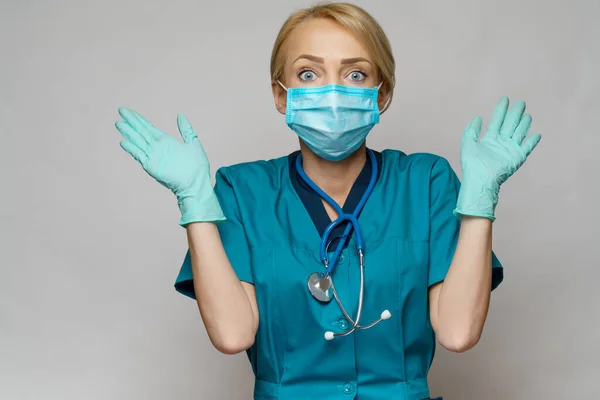 Médico enfermera mujer con máscara protectora y guantes de látex - falta de gesto de la mente — Foto de Stock