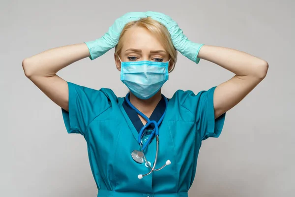 Arts verpleegkundige vrouw met beschermende masker en latex handschoenen - bidden nad hoop gebaar — Stockfoto