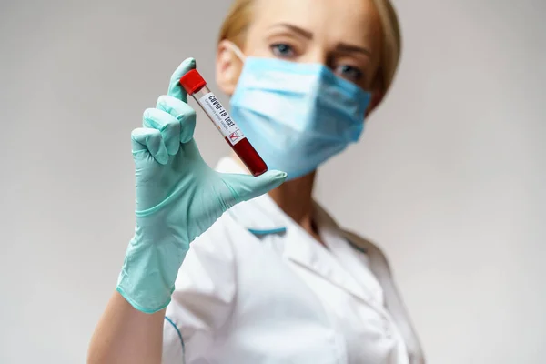 Verpleegkundige vrouw met beschermend masker en handschoenen - virusbloedtest — Stockfoto