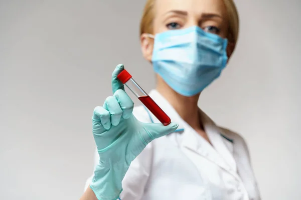 Médico enfermera mujer con máscara protectora y guantes - análisis de sangre del virus de la celebración — Foto de Stock