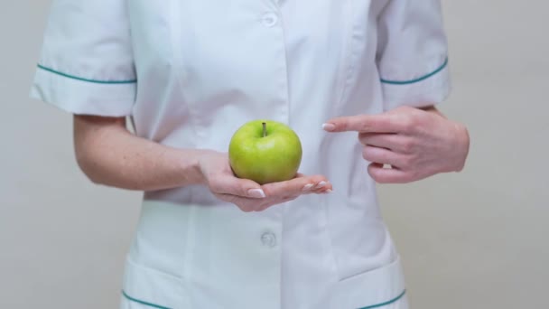营养学家医生健康的生活方式概念- -持有有机绿色苹果 — 图库视频影像