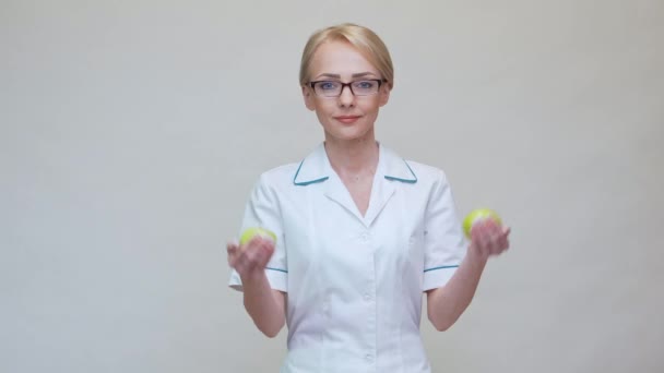 Diyetisyen doktor sağlıklı yaşam tarzı konsepti - iki organik yeşil elma tutuyor — Stok video