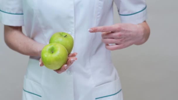 Ernährungswissenschaftlerin Arzt Konzept eines gesunden Lebensstils - mit zwei grünen Bio-Äpfeln — Stockvideo