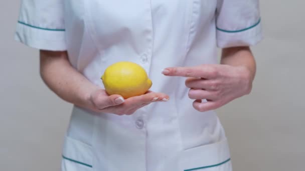 Концепция здорового образа жизни врача-диетолога - проведение органических лимонных фруктов — стоковое видео